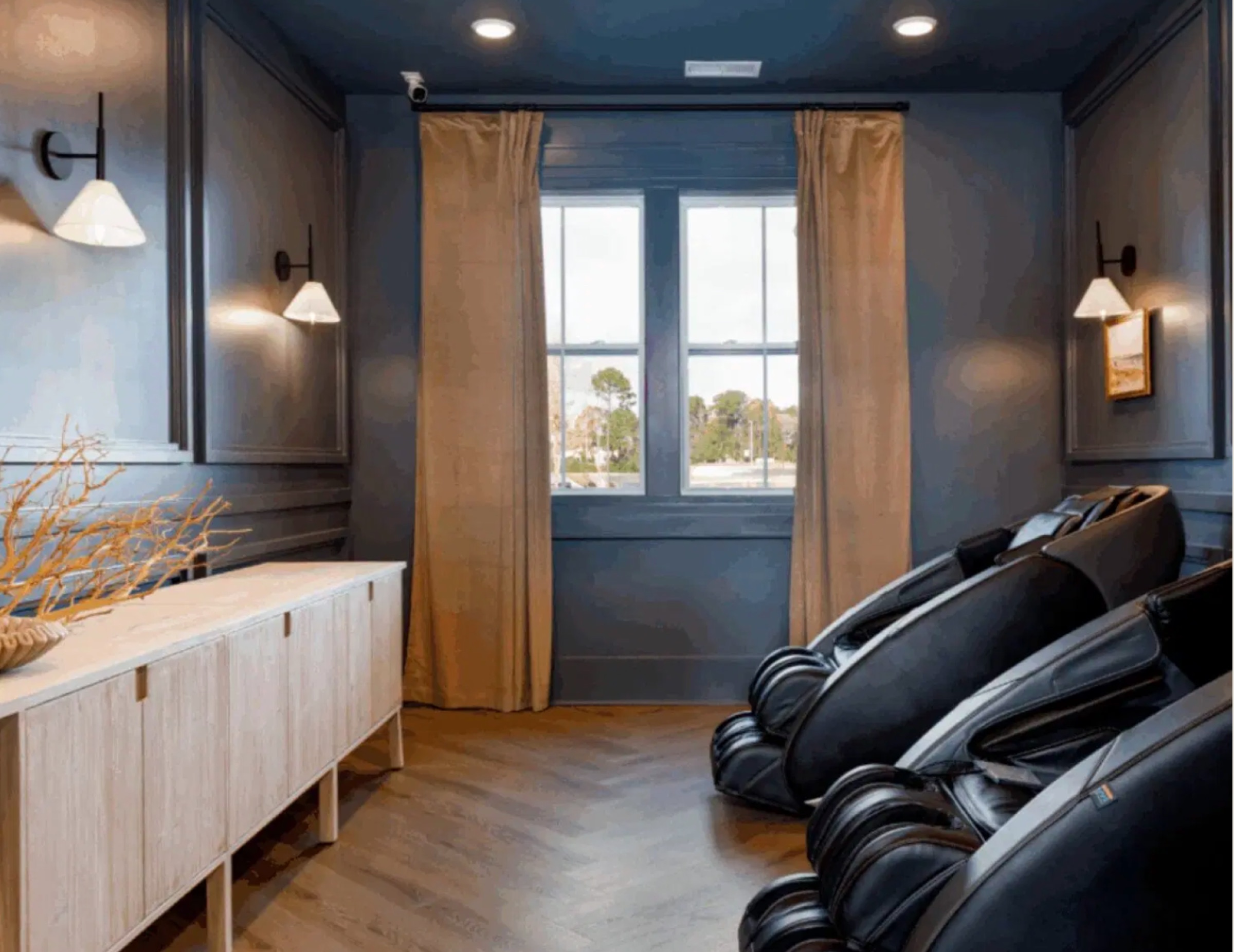 Fauteuils de massage dans un salon bien-être à l'éclairage tamisé